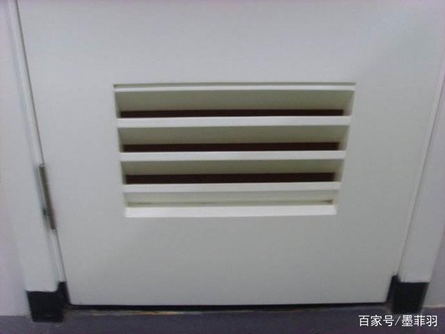 衛(wèi)生間裝什么門(mén)不發(fā)霉？看人家直接在門(mén)上裝百葉窗！換氣扇都不用